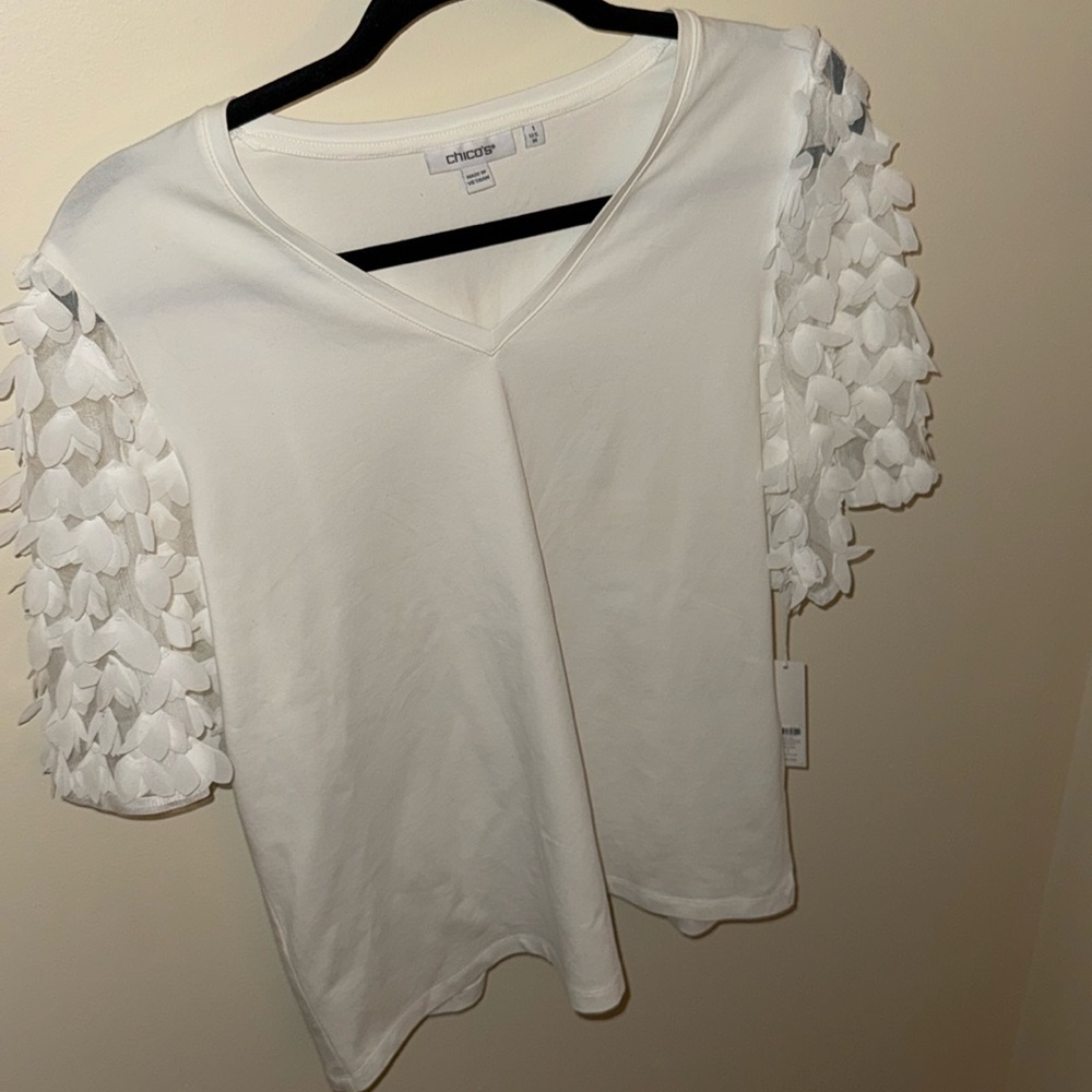 Chico's: white knit appliqué sleeve tee 

Color : alabaster